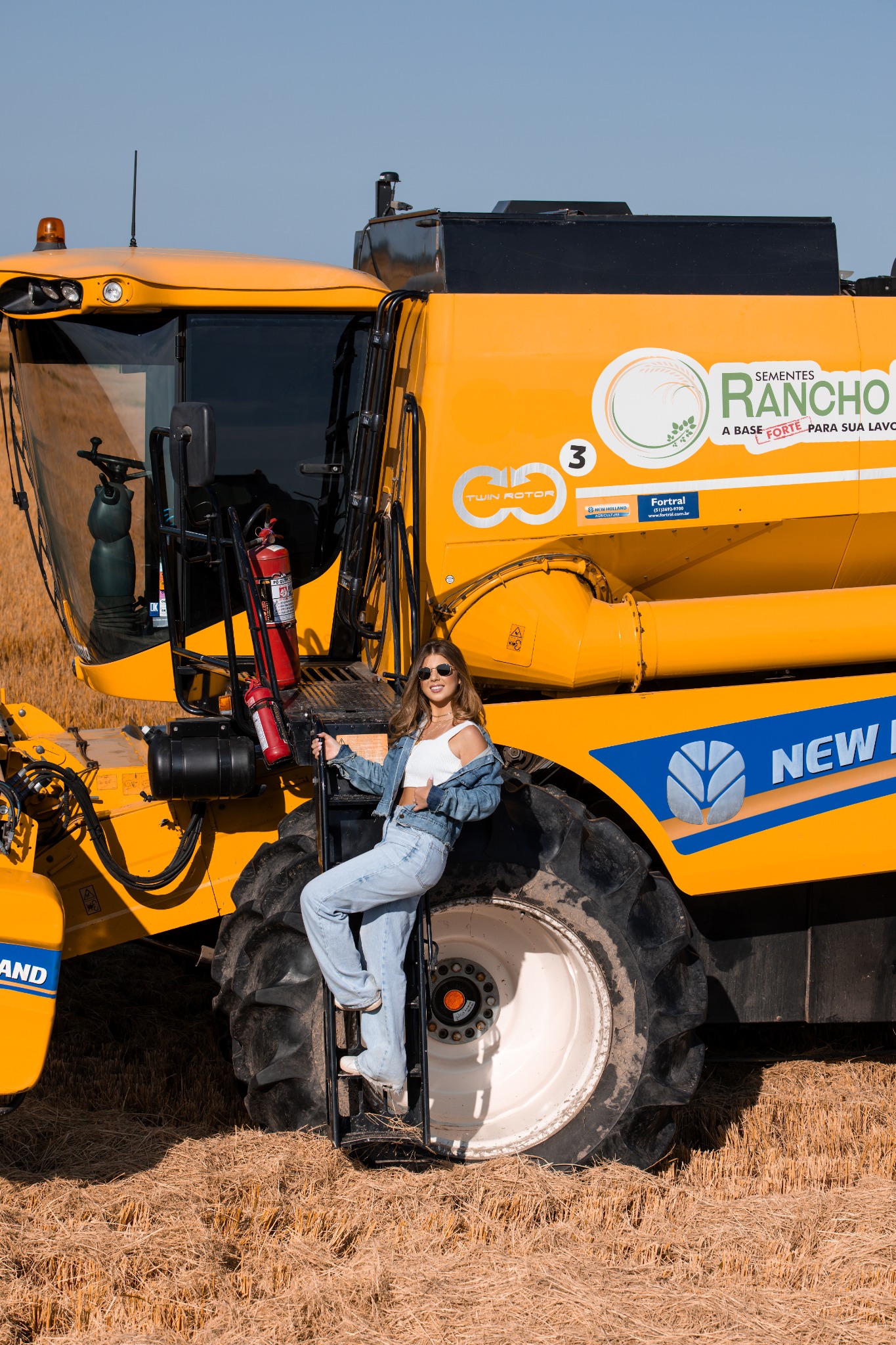 Maria Fernanda em uma paisagem rural