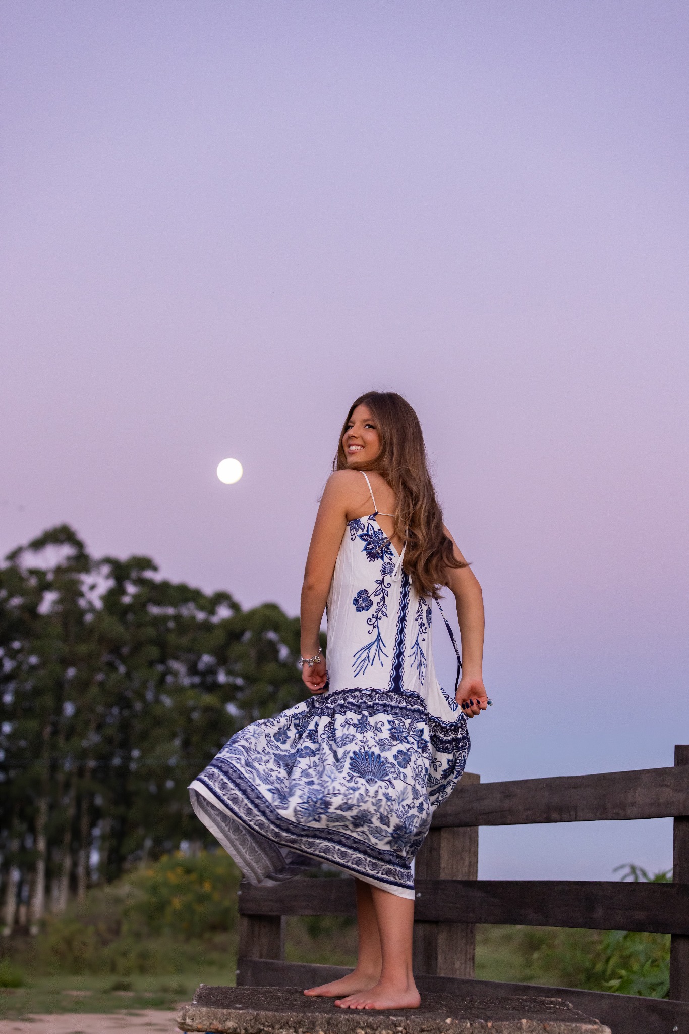 Maria Fernanda sob o céu ao entardecer